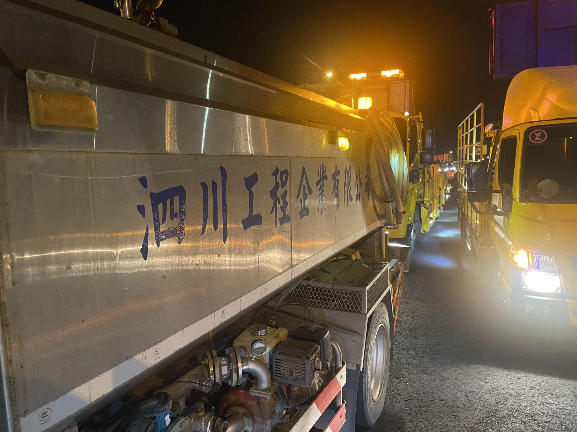 配合高速公路，夜間瀝青鋪設施作