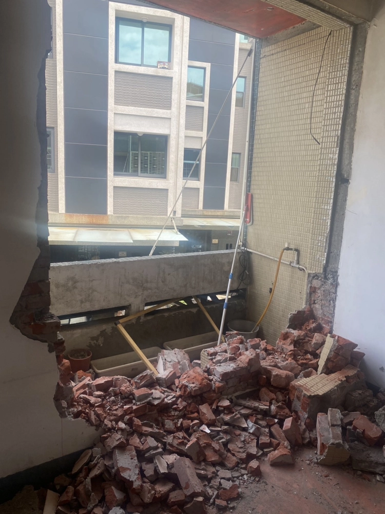 室內牆面及裝潢. 廁所拆除