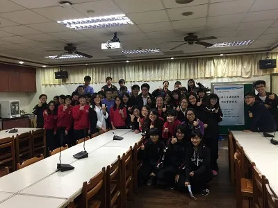 真亮法律事務所所長林亮宇律師及蔡宛青律師於105年12月23日受「國立臺中文華高級中學」邀請，主講：「法律與生活特色課程---法律人生涯進路與訴訟實務講座」