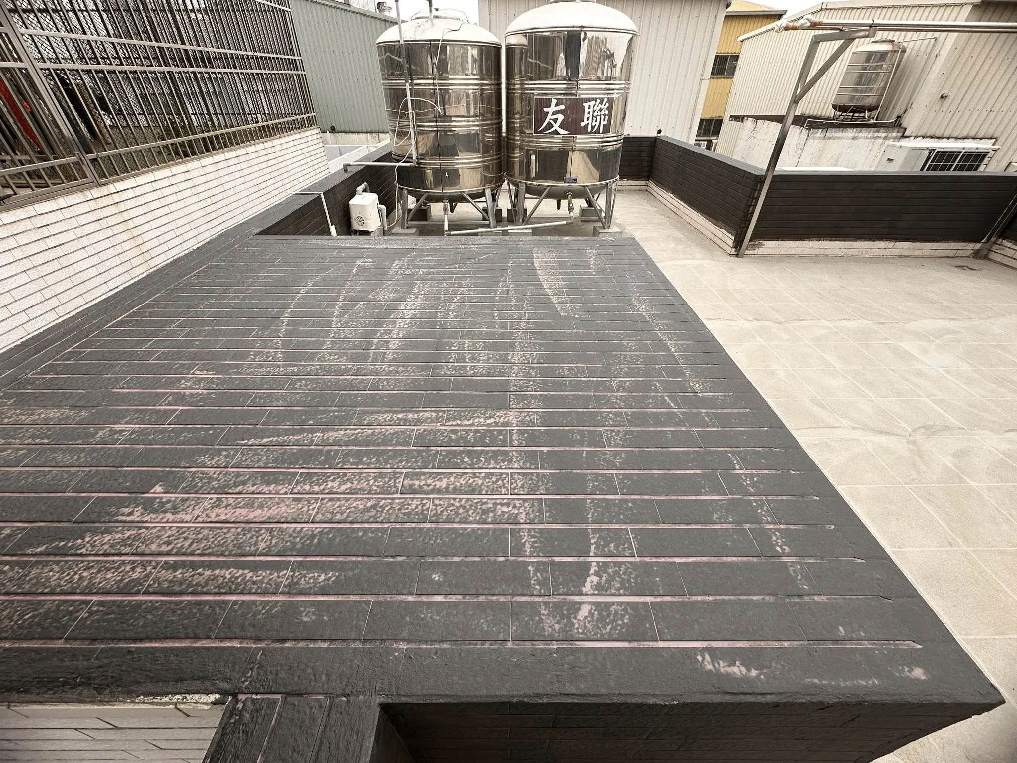 #屋頂防水進行中 陽離子底漆  犀牛中塗彈泥。無機防水系統｜台南防水工程｜永康區防水工程