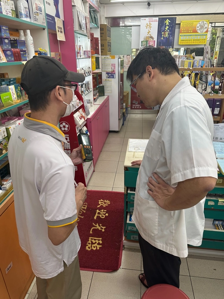安檢人員把檢測數據給藥師看
