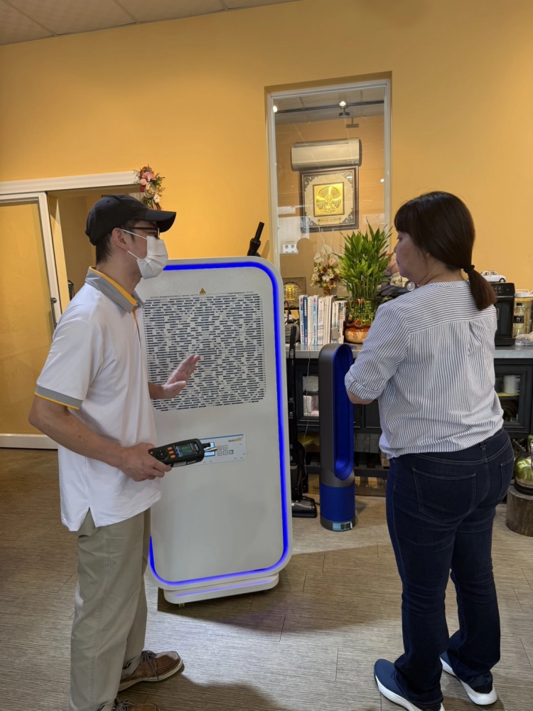 安檢人員提供檢測數據給客戶看