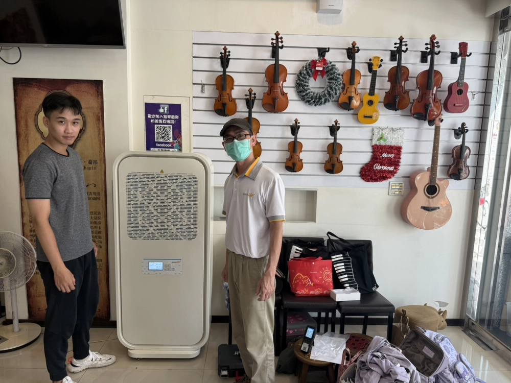 安檢人員與客戶合照