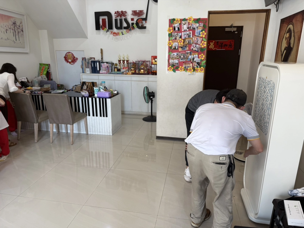 安檢人員向客戶講解操作流程