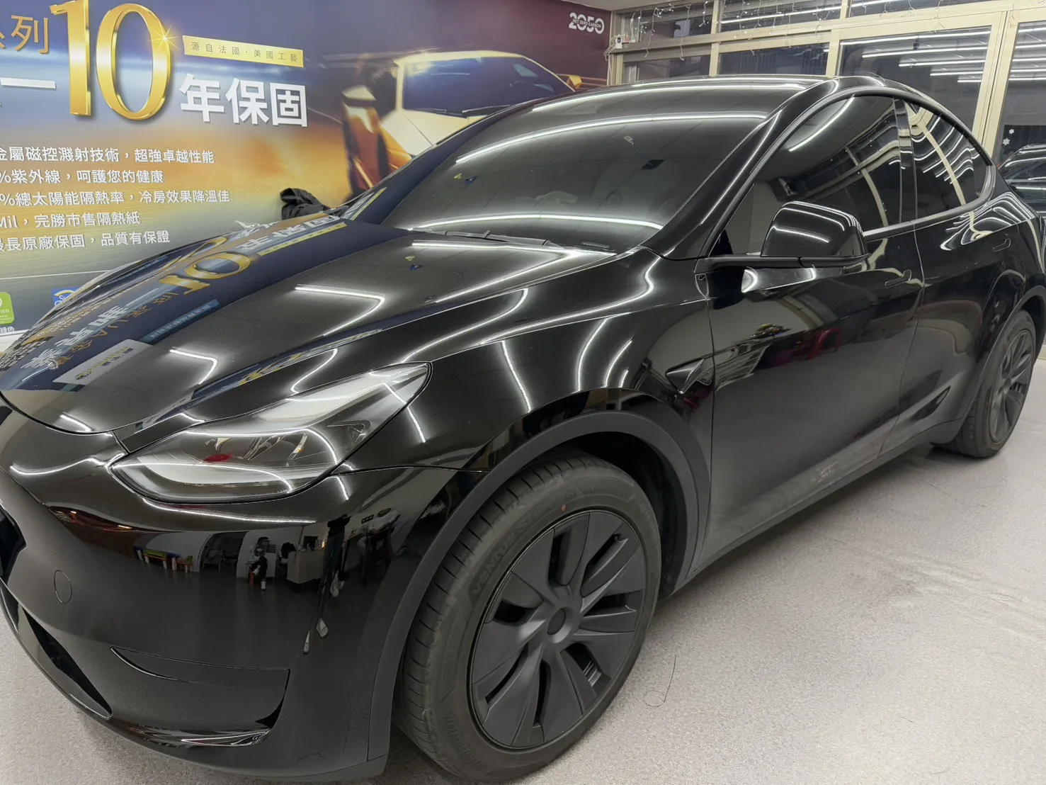 Tesla 電車隔熱紙施工推薦？高隔熱、高節能、舒適感！