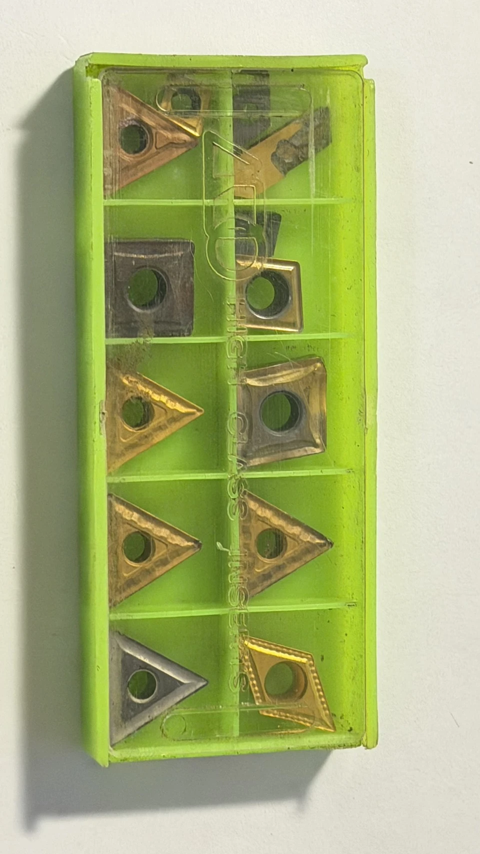 肯納金屬（Kennametal，品牌標誌為絕版舊款的 KTO）生產的 TNMG 系列三角形雙面車刀片