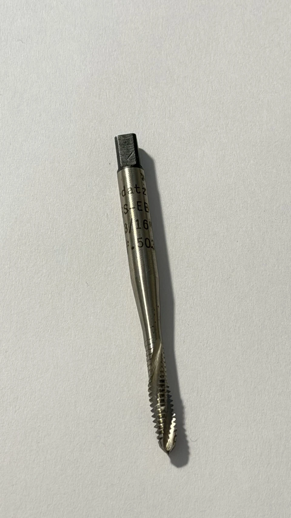 西班牙切削刀具品牌 ARDATZ R螺旋螺絲攻（Spiral Flute Tap / 絲錐），主要用於在金屬盲孔內加工切削出內螺紋