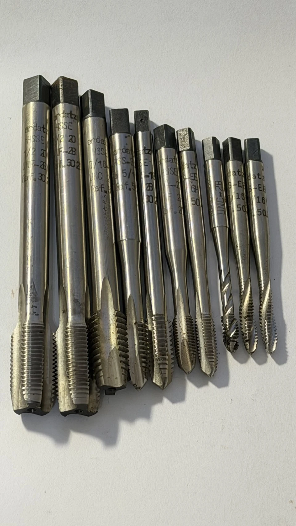 西班牙切削刀具品牌 ARDATZ R螺旋螺絲攻（Spiral Flute Tap / 絲錐），主要用於在金屬盲孔內加工切削出內螺紋