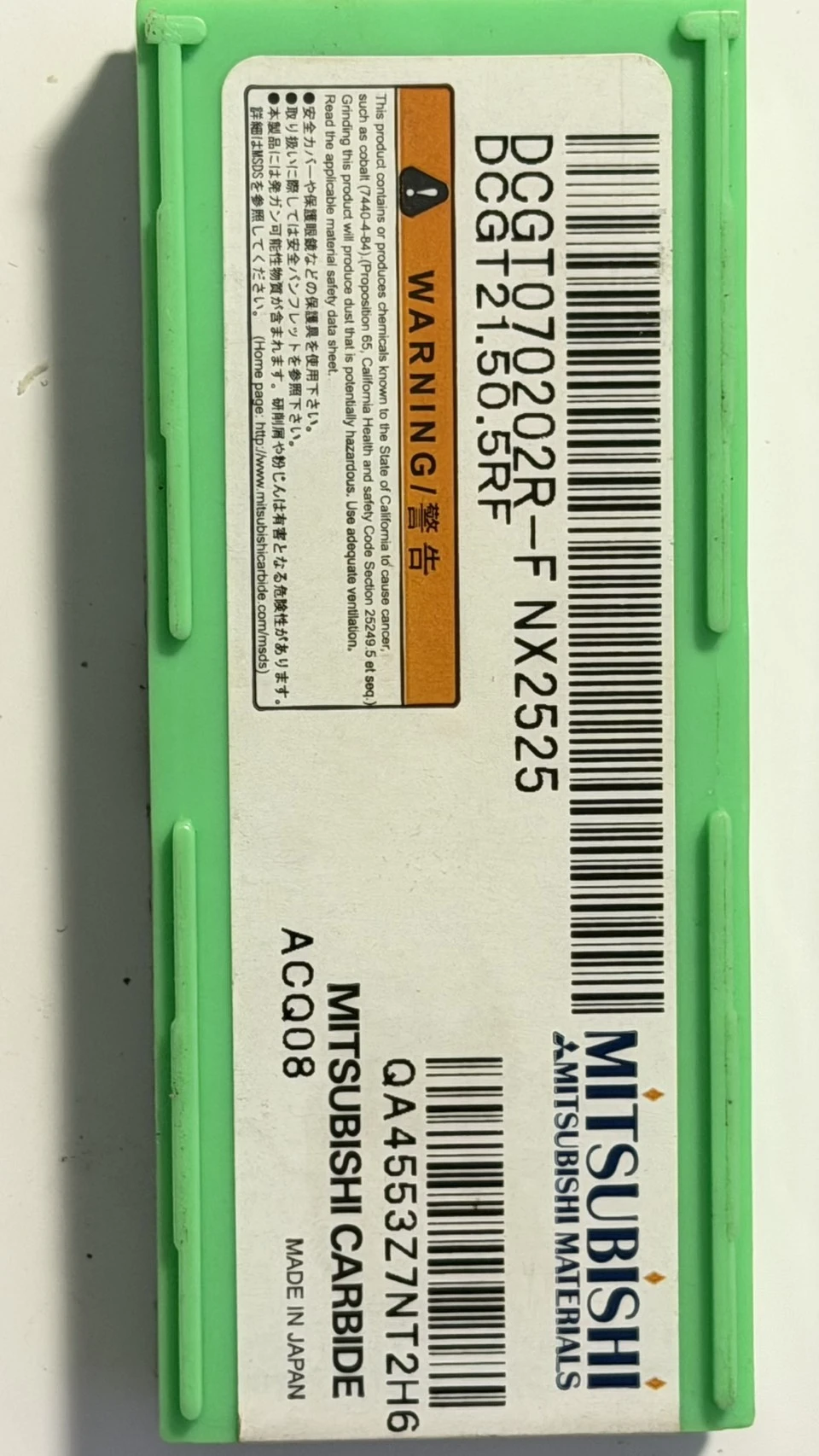 三菱（Mitsubishi Materials）DCGT 系列 55° 菱形精車刀片。