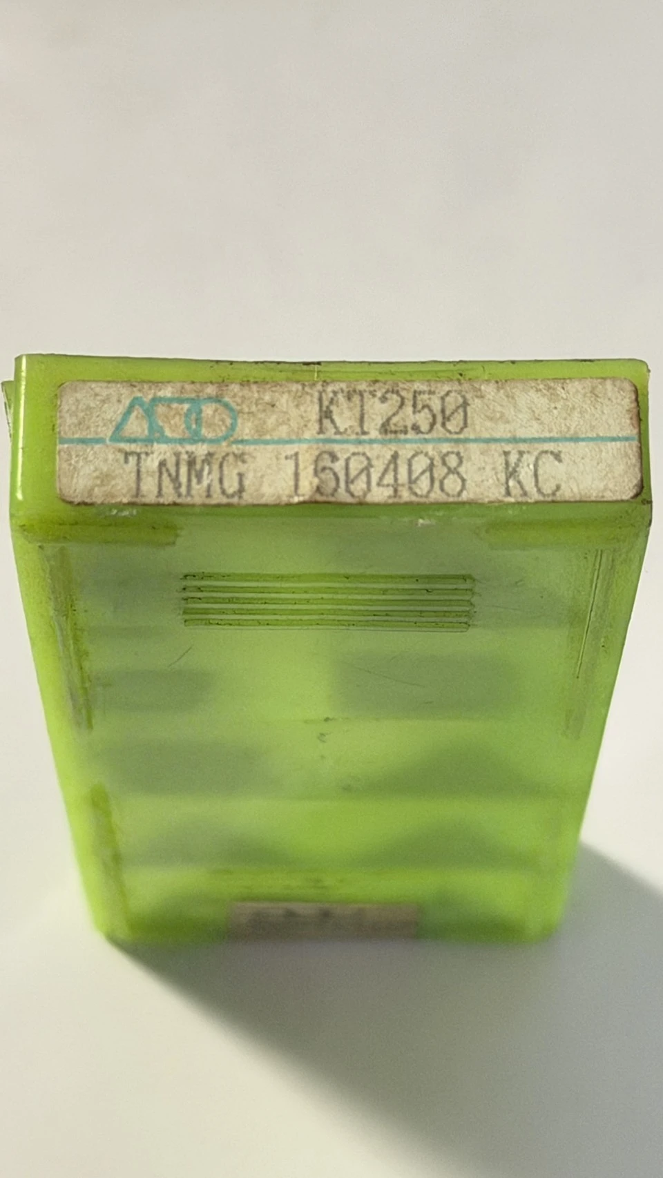 肯納金屬（Kennametal，品牌標誌為絕版舊款的 KTO）生產的 TNMG 系列三角形雙面車刀片