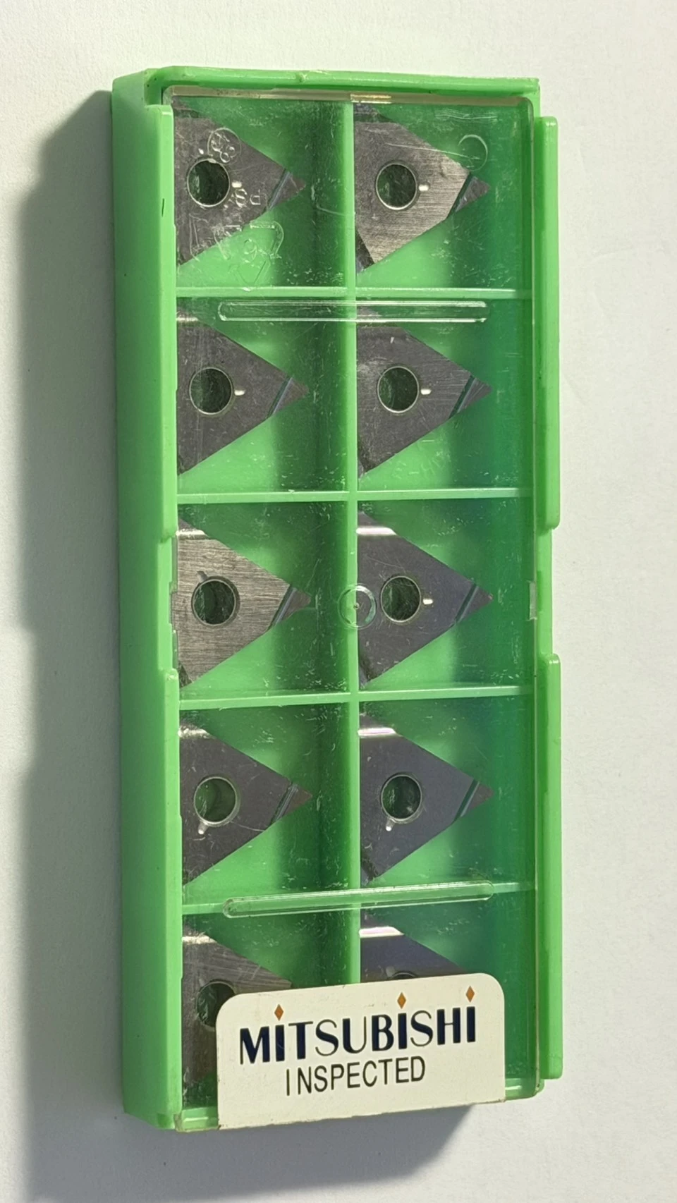三菱(Mitsubishi Materials)生產的 TNGG 系列正三角形精車刀片 加工出來的工件表面會像鏡面一樣亮麗