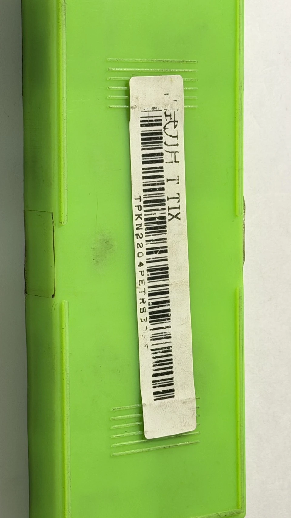 肯納金屬(Kennametal,KTO絕版標誌)生產的 TPKN 系列正三角形銑刀片(常用於早期的大型面銑刀盤)。