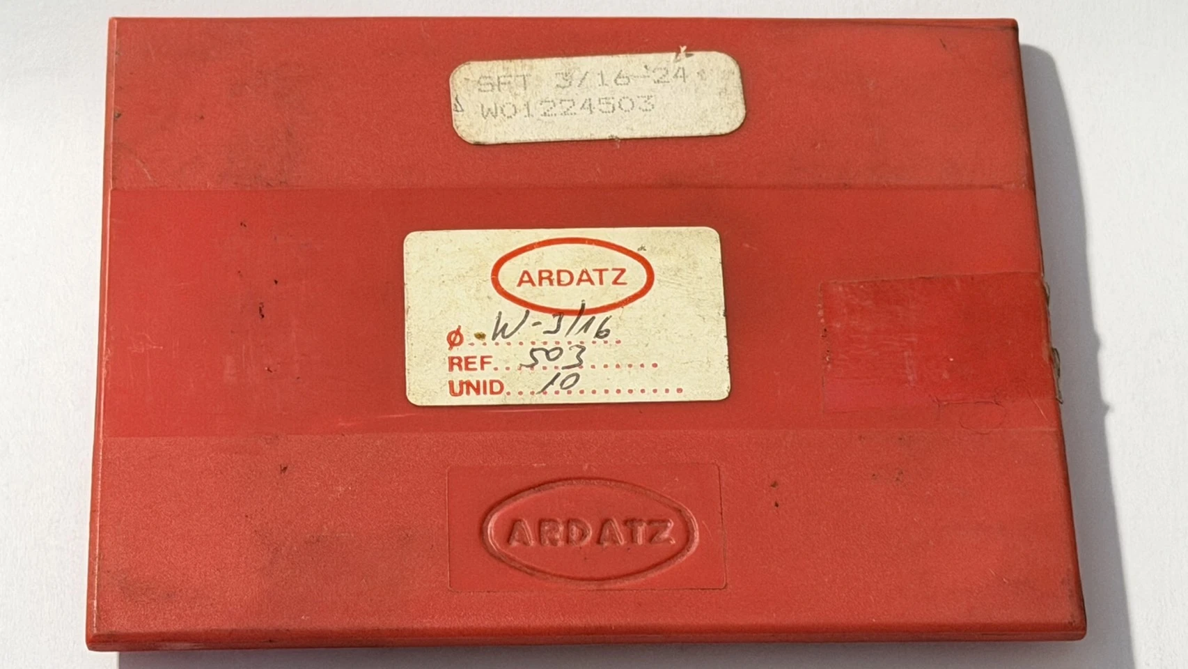 西班牙切削刀具品牌 ARDATZ R螺旋螺絲攻（Spiral Flute Tap / 絲錐），主要用於在金屬盲孔內加工切削出內螺紋