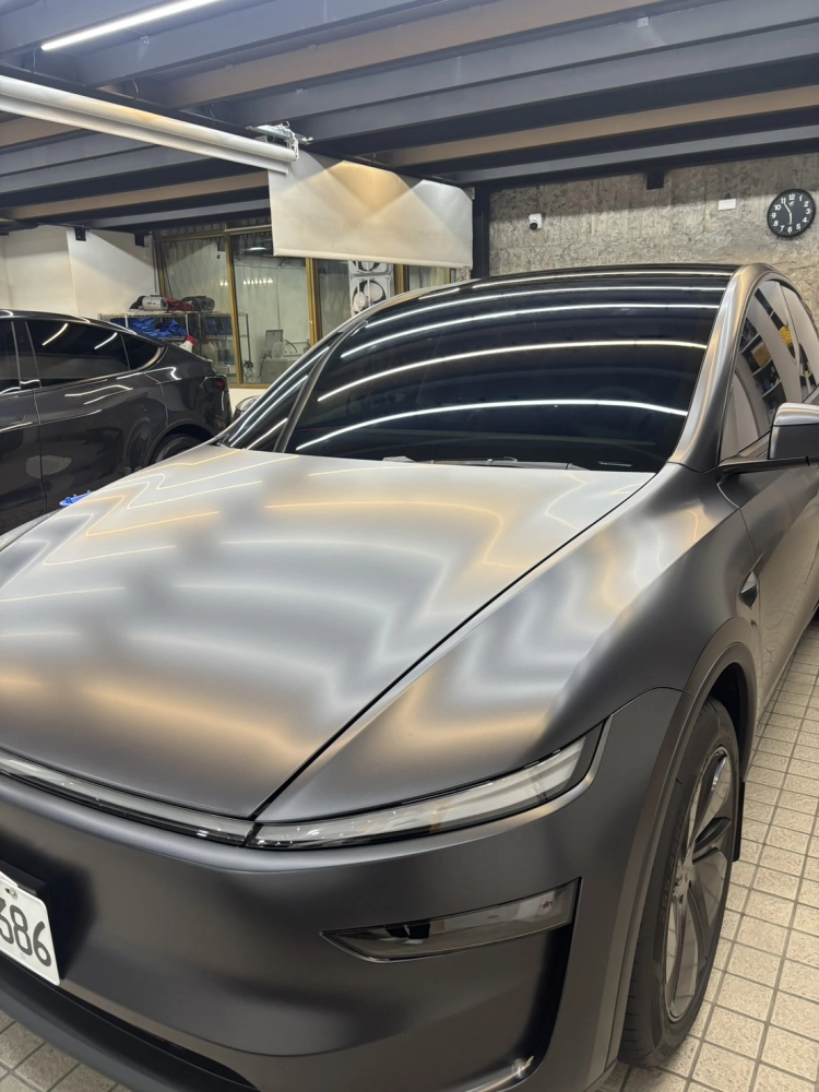 Tesla 煥新Model Y  消光夜幕灰