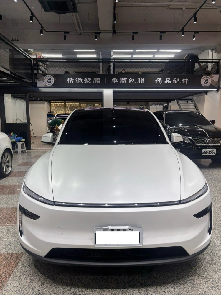 Tesla 煥新Model Y  消光珍珠白