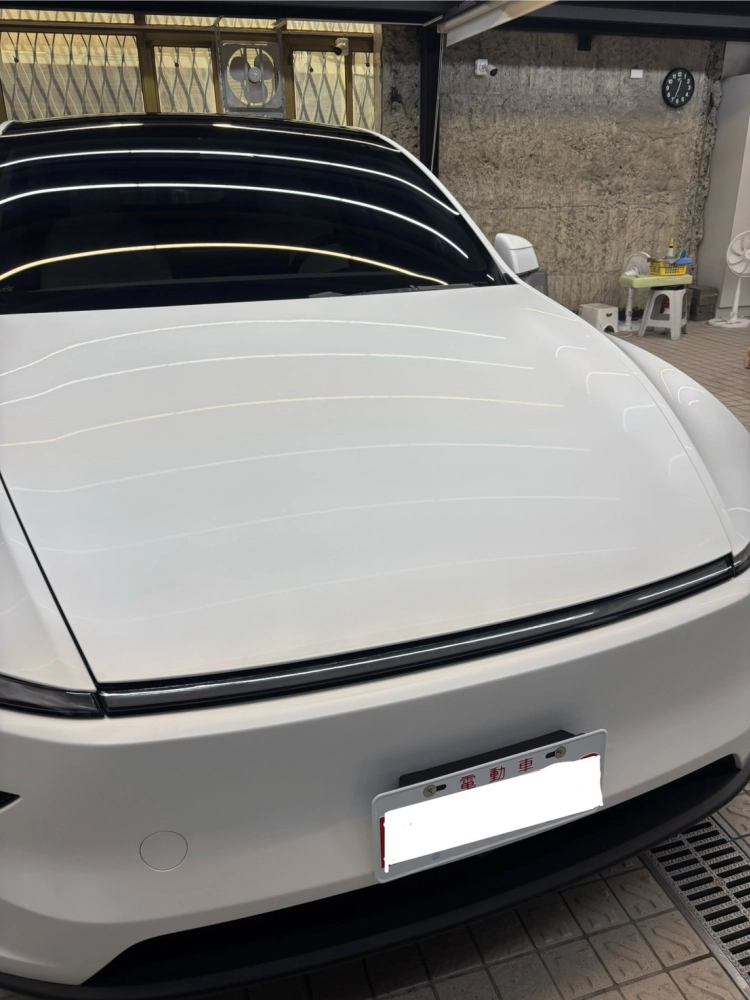 Tesla 煥新Model Y  絲綢消光珍珠白