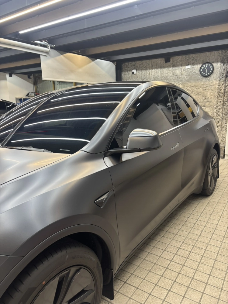 Tesla 煥新Model Y  消光夜幕灰