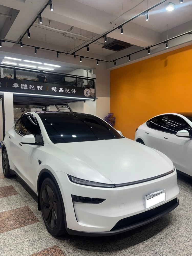 Tesla 煥新Model Y  消光珍珠白