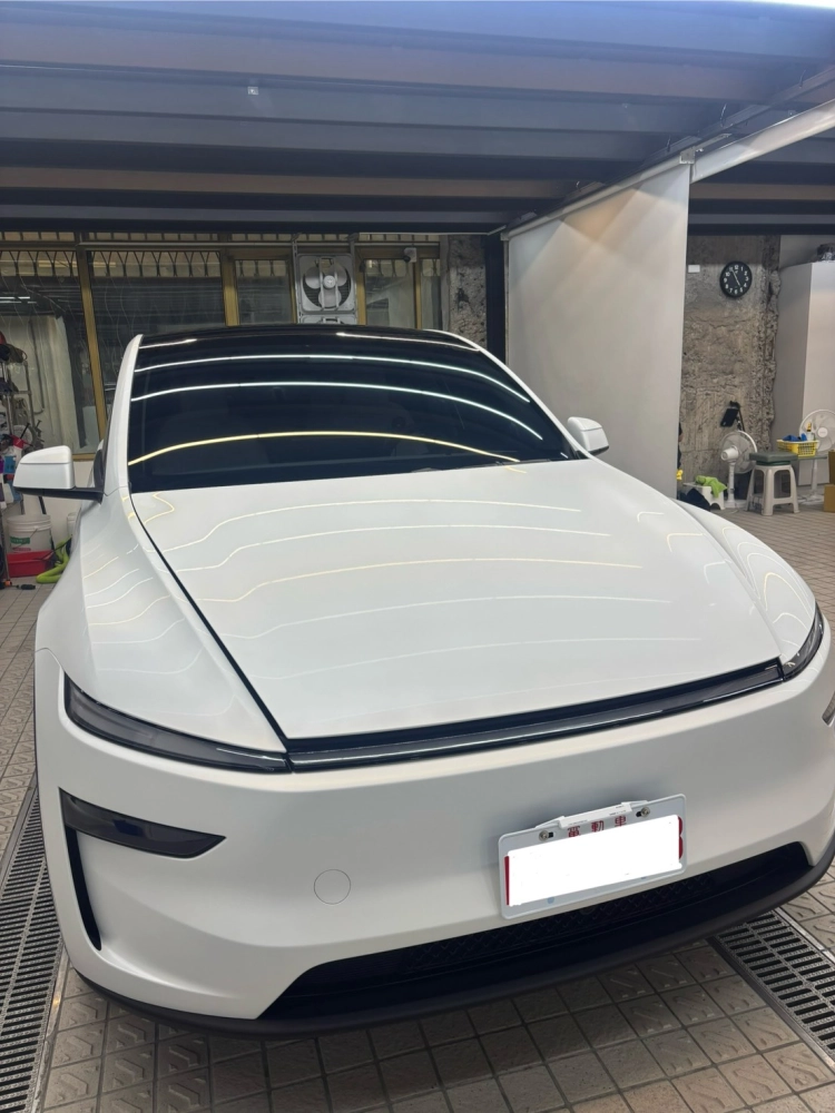 Tesla 煥新Model Y  絲綢消光珍珠白