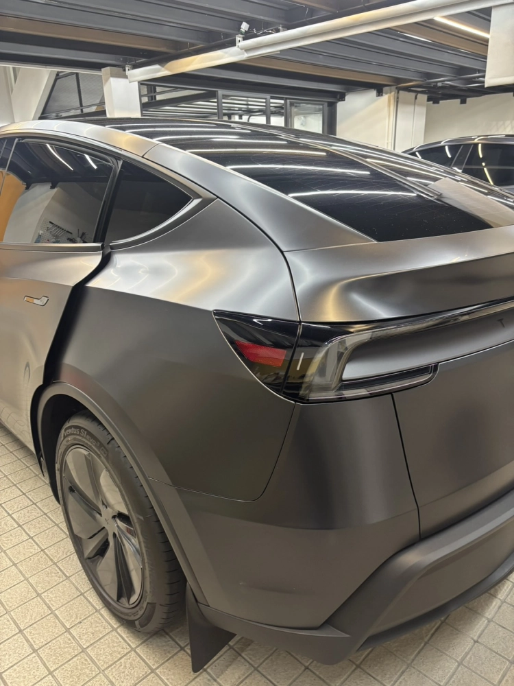 Tesla 煥新Model Y  消光夜幕灰