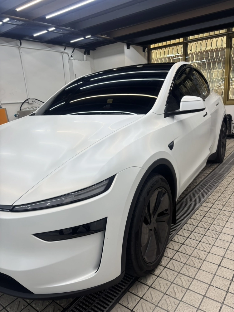 Tesla 煥新Model Y  消光珍珠白