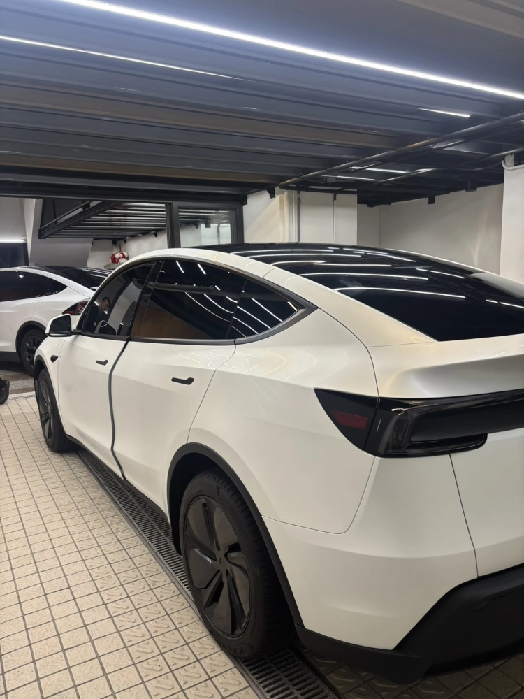 Tesla 煥新Model Y  絲綢消光珍珠白