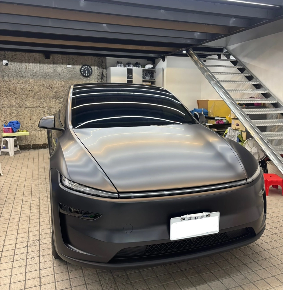 Tesla 煥新Model Y  消光夜幕灰