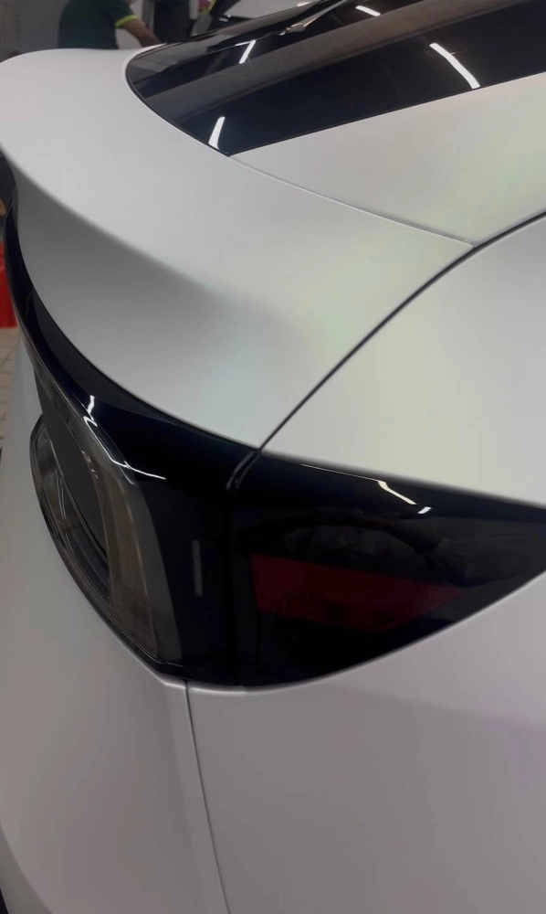 Tesla 煥新Model Y  MG05 消光珍珠白漸變粉