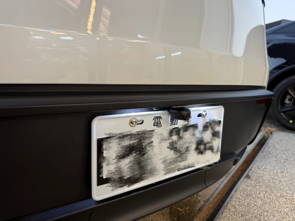 Tesla Model Y 快譯通 S95B 外鏡頭