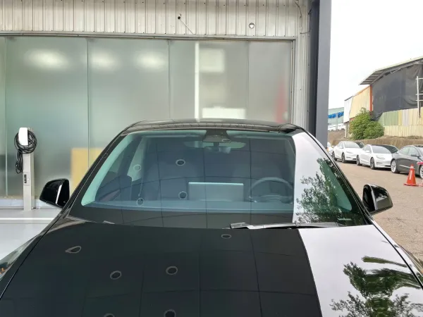 Tesla Model Y 前擋尊爵&奢華70