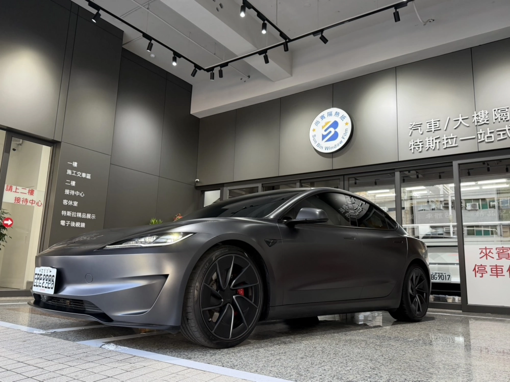 Tesla 煥新Model 3 消光夜幕灰