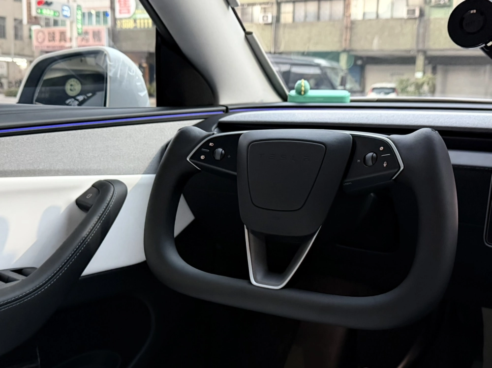 特斯拉Yoke方向盤