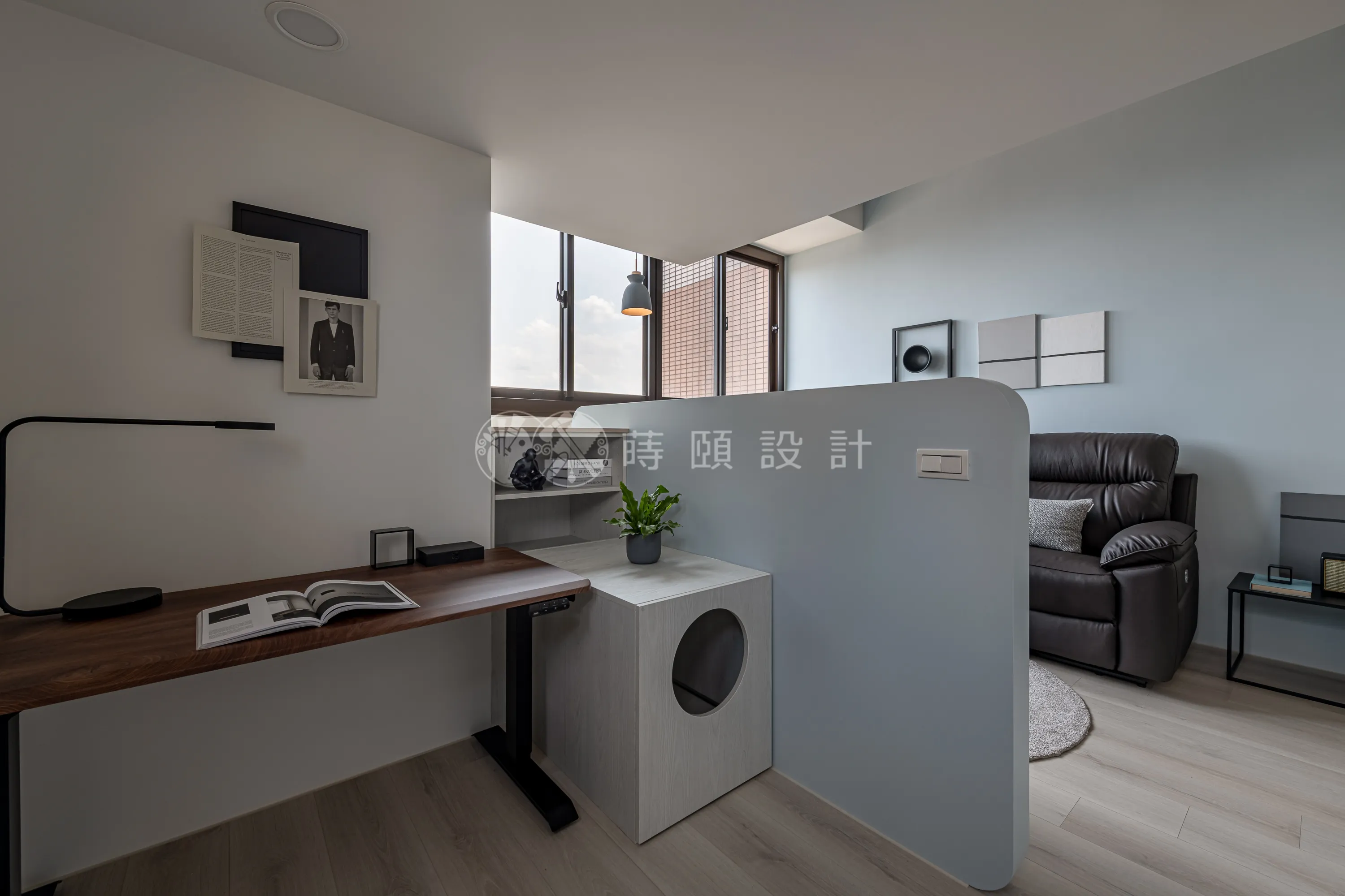 北歐風電競休閒區，貓咪友善住宅，客廳預留貓跳牆與收納櫃整合