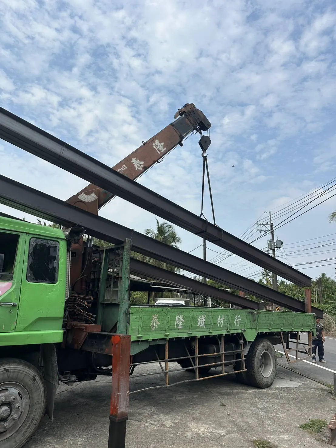 現在營業有增加吊車營業，出租吊車，誠懇為大家服務