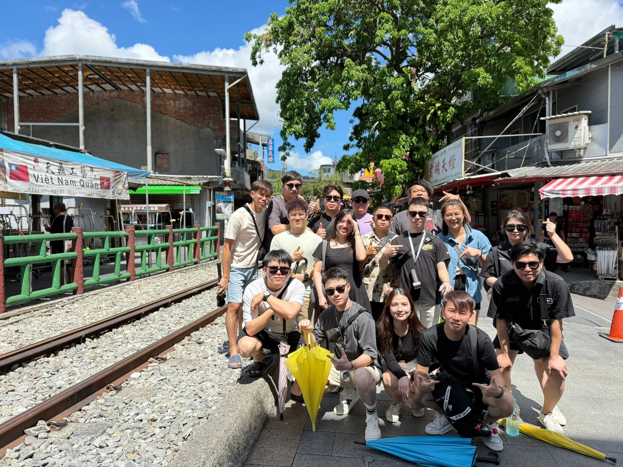 十分老街放天燈｜跟著柚子旅遊，安排幸福感滿滿的包車小旅行