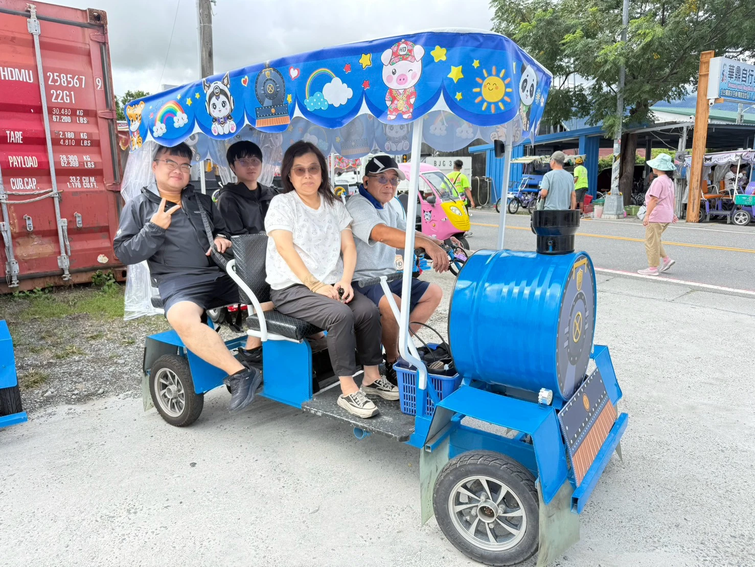 台東包車家族旅遊藍色遊園車紀念照