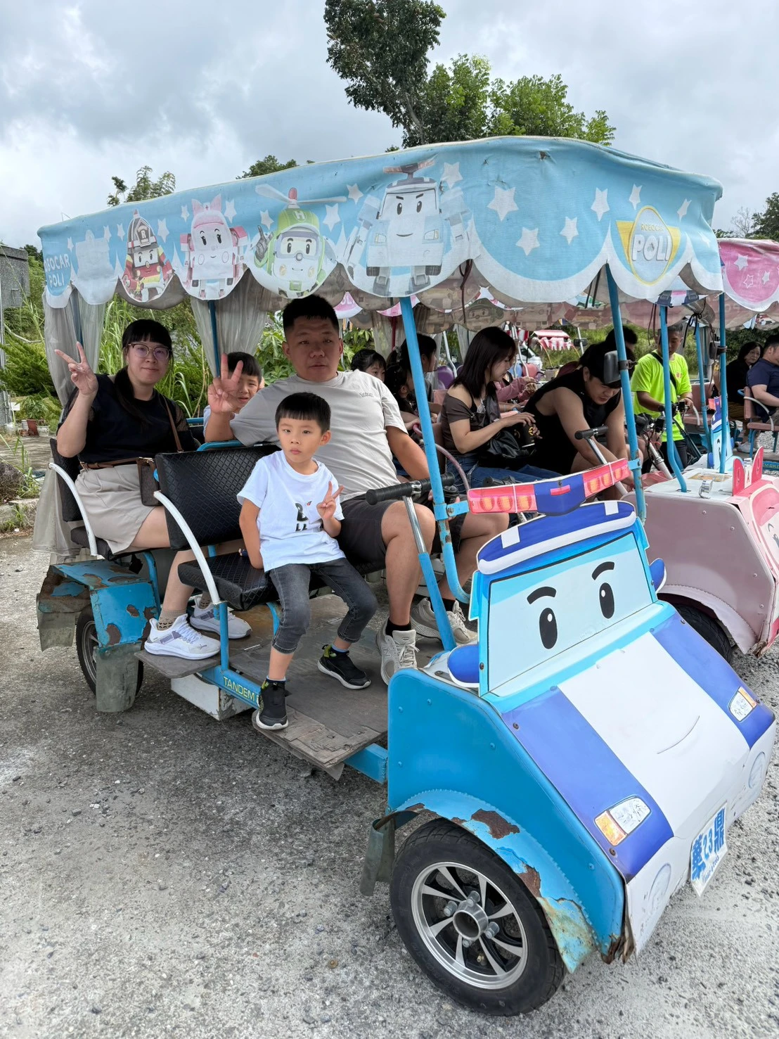柚子旅遊台東家族成員遊園車體驗合照