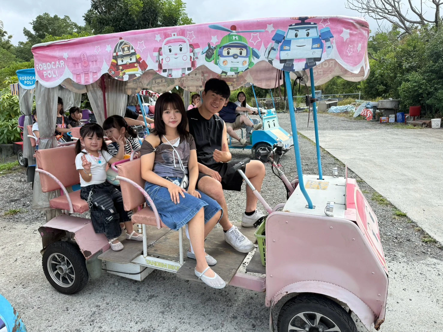 台東三日遊親友乘坐粉色遊園車合照