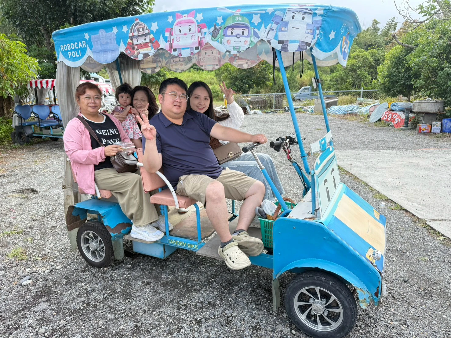 台東親子旅行家人乘坐藍色遊園車合影
