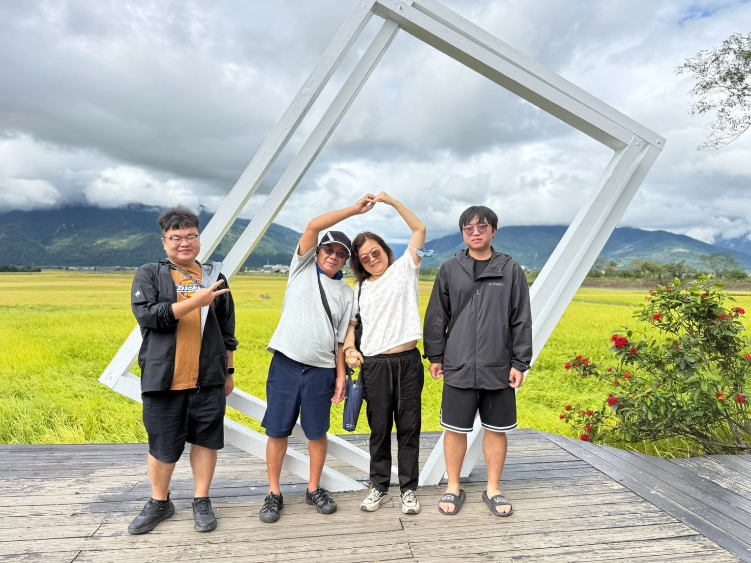台東家族包車旅客於田野裝置前合照