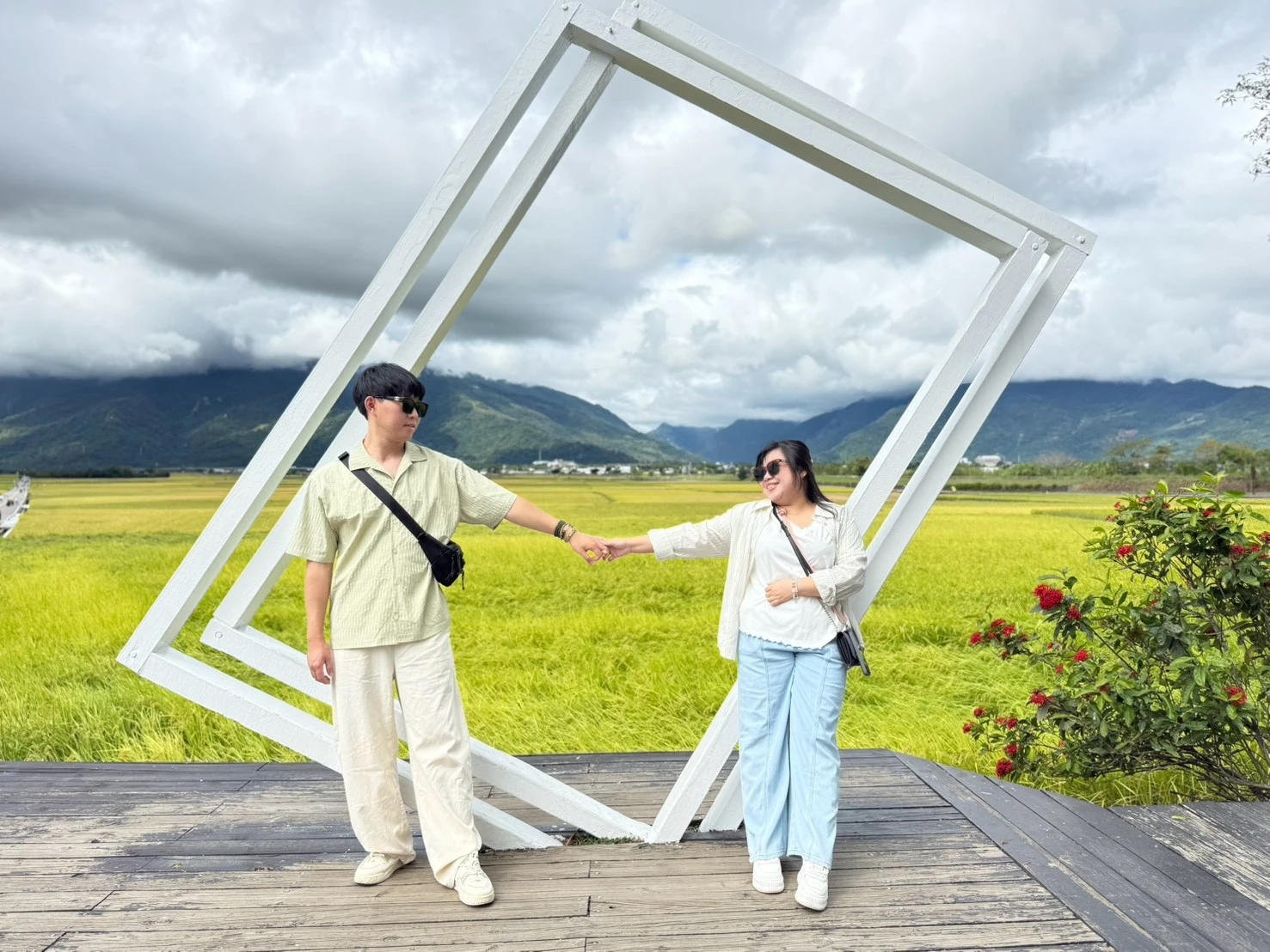 台東家族出遊旅客開心揮手合照