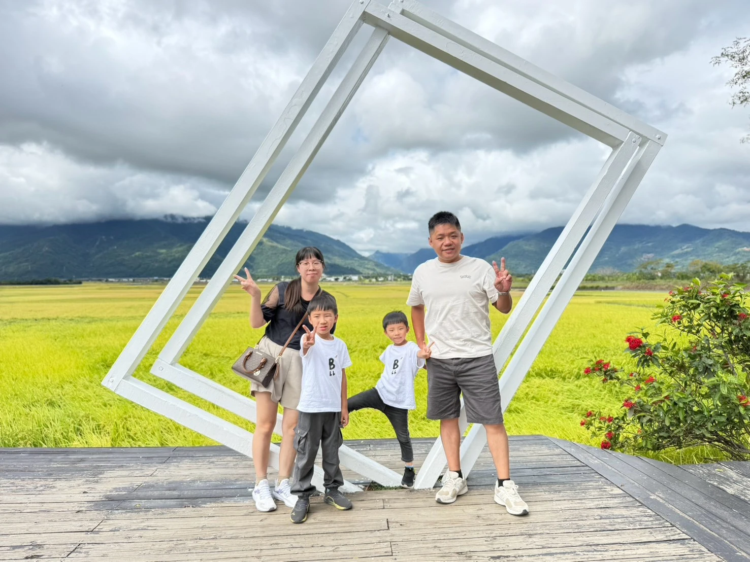 台東親子旅遊家人在白色框景旁合照
