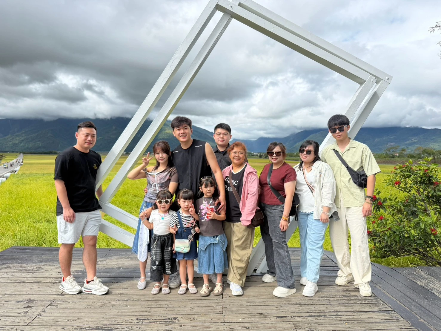 柚子旅遊台東出遊親友在景觀裝置前合影