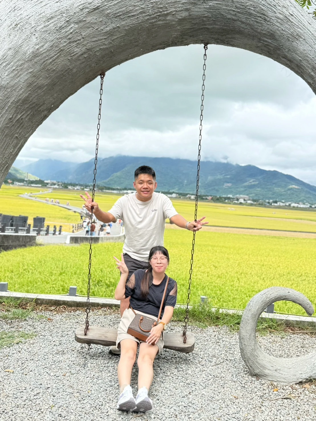台東包車旅客於稻田景觀前留影