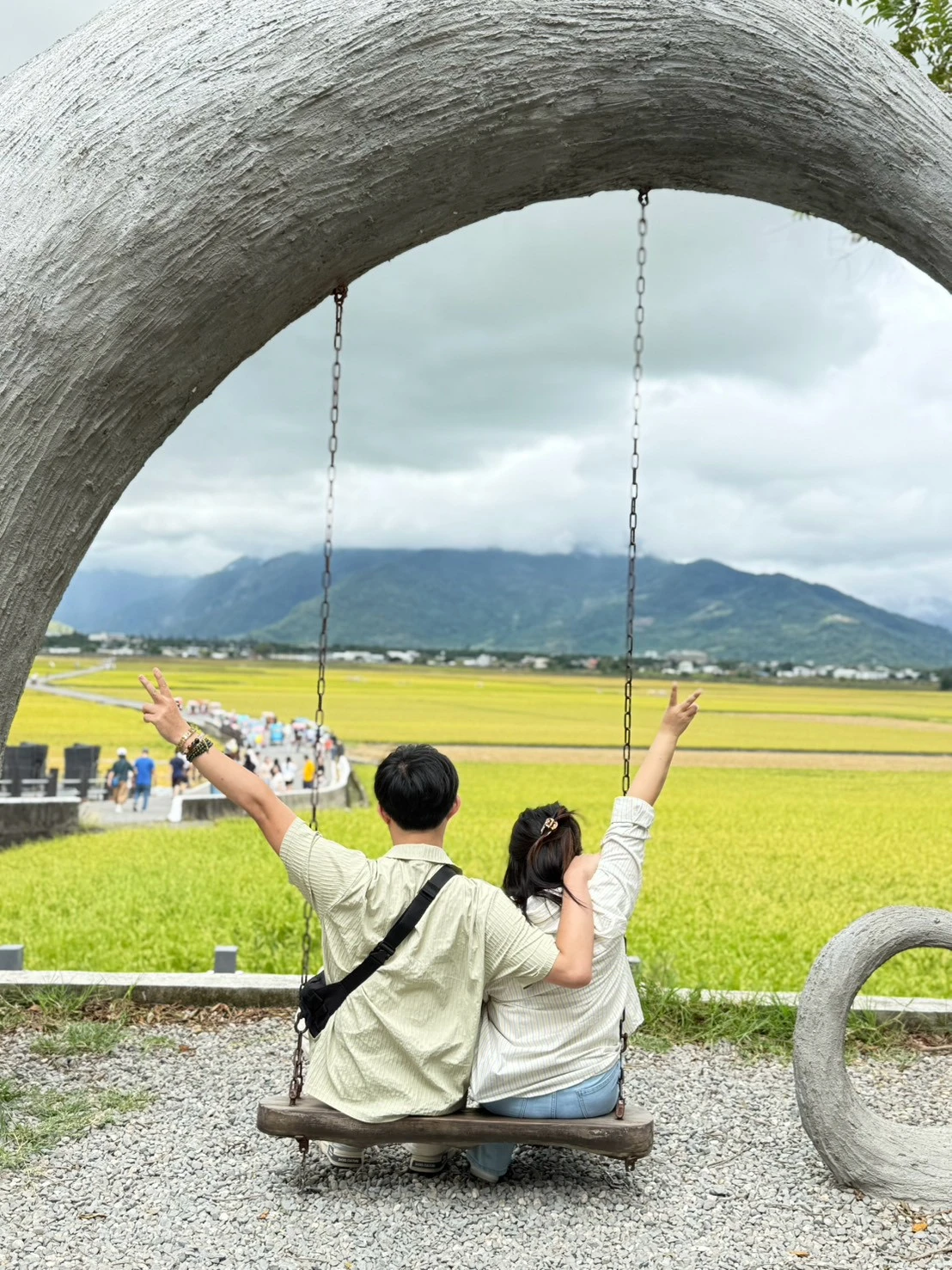 台東旅行家人在稻田旁留下紀念