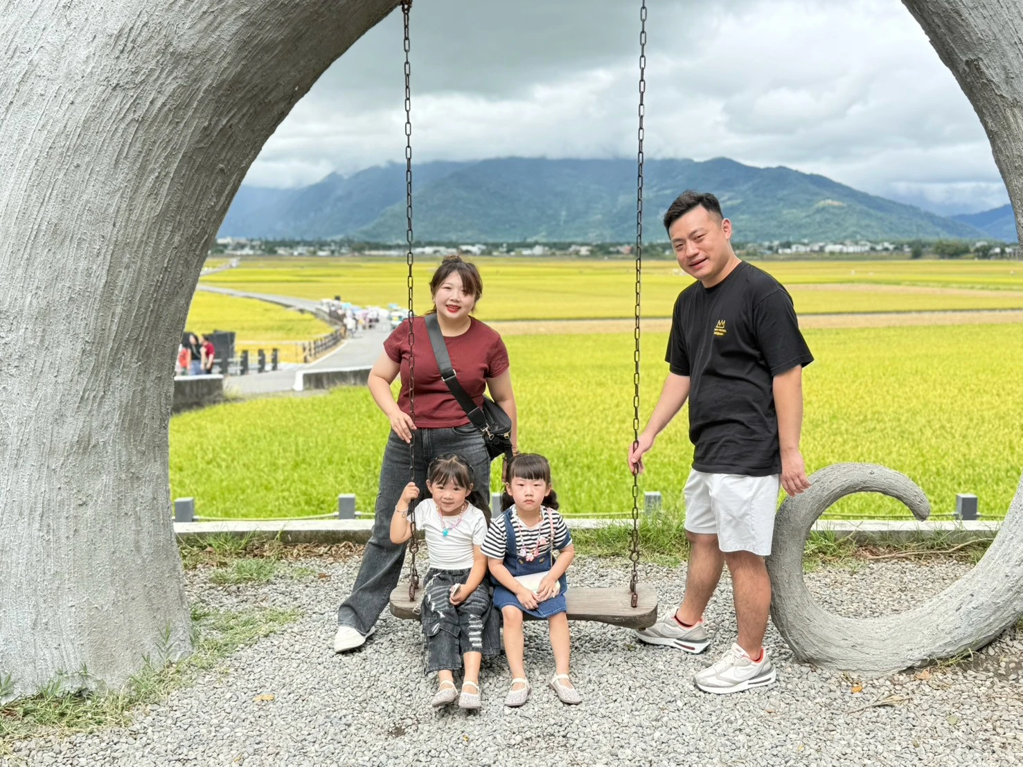 台東親子包車旅遊田野裝置旁合照