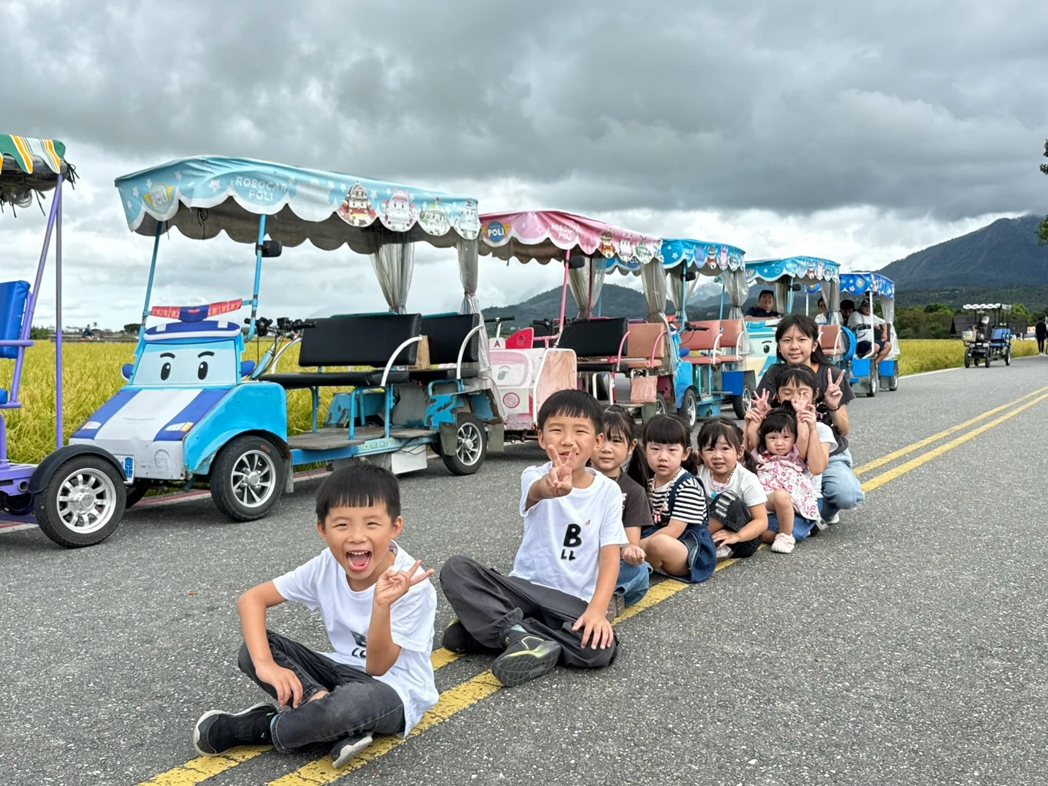 台東家族旅遊遊園車旁親友合照