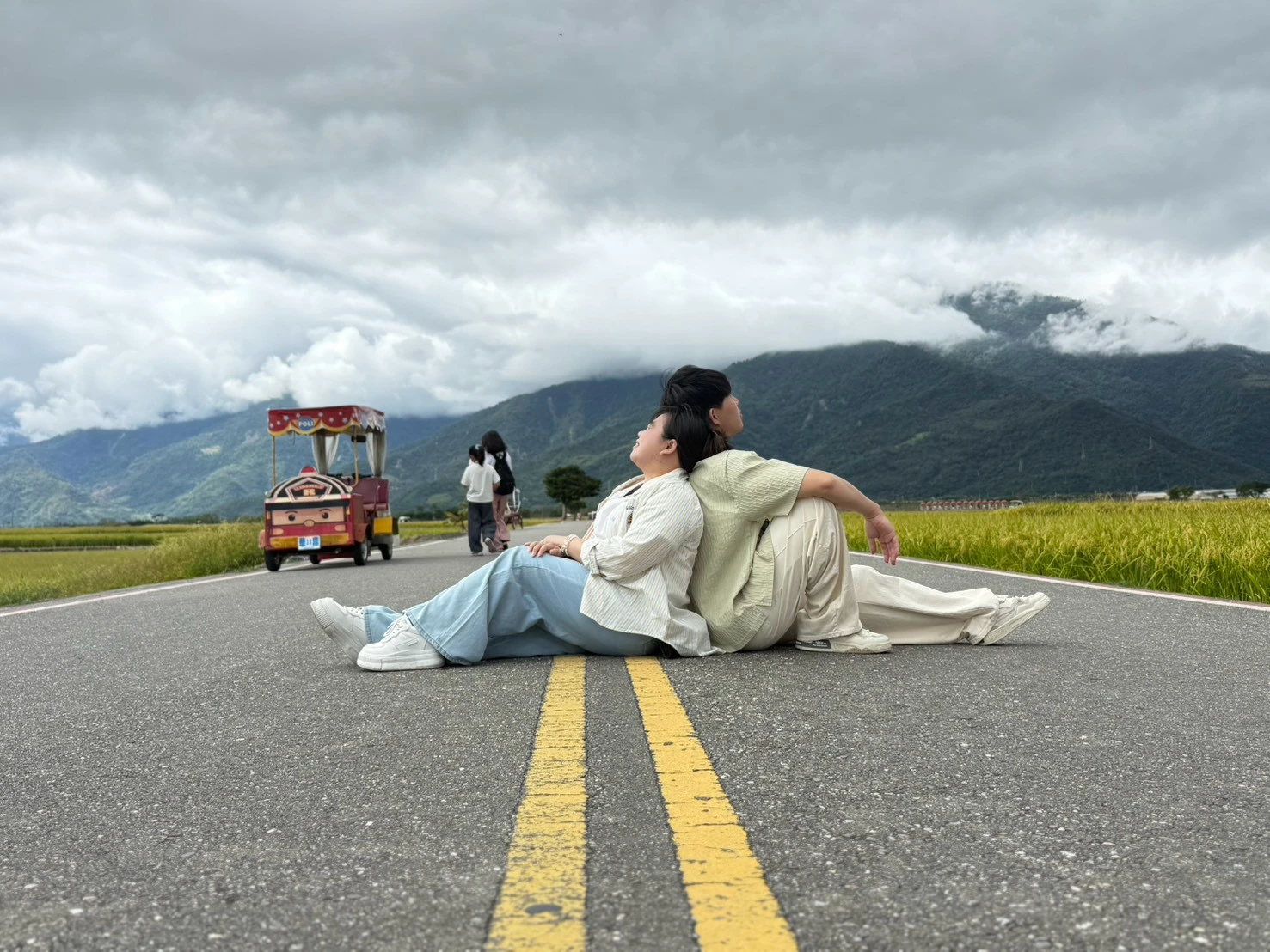 台東親友旅行田野道路旁休息合照