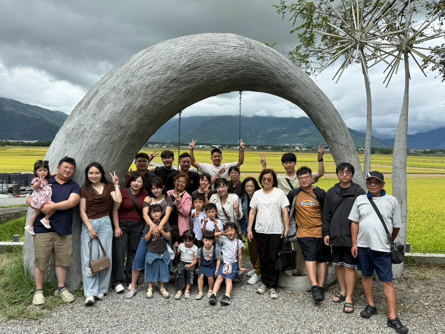 台東家族旅遊田野景觀裝置前團體合照