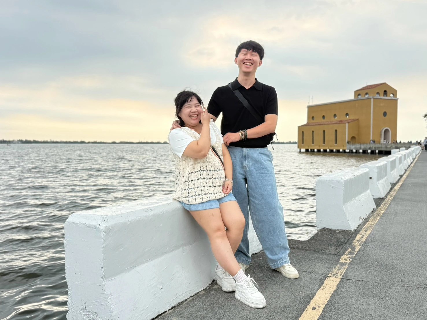 台東海邊旅行大人與孩子紀念合照